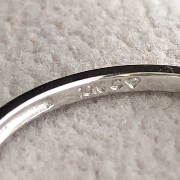 TANZANITE RING IN 10K GOLD SETTING, 3 STONES, DIAMOND CHIPS ON SIDE, NWOT - Picture 2 of 5